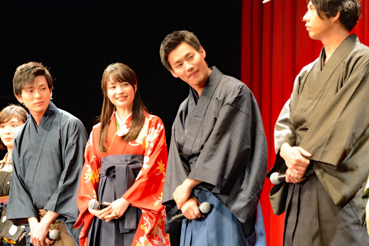 映画「ちはやふる -結び-」の完成披露舞台挨拶の様子。