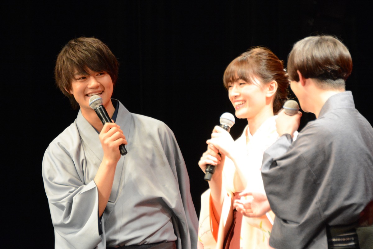 左から佐野勇斗、優希美青、矢本悠馬。