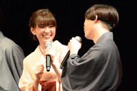 映画「ちはやふる -結び-」の完成披露舞台挨拶の様子。