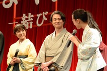 左から上白石萌音、森永悠希、清原果耶。