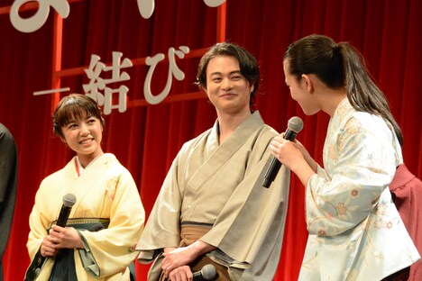 左から上白石萌音、森永悠希、清原果耶。