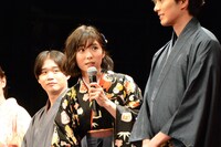 映画「ちはやふる -結び-」の完成披露舞台挨拶の様子。