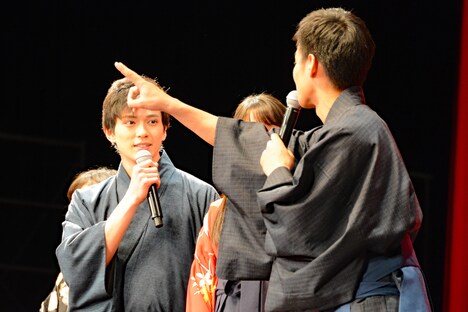 映画「ちはやふる -結び-」の完成披露舞台挨拶の様子。