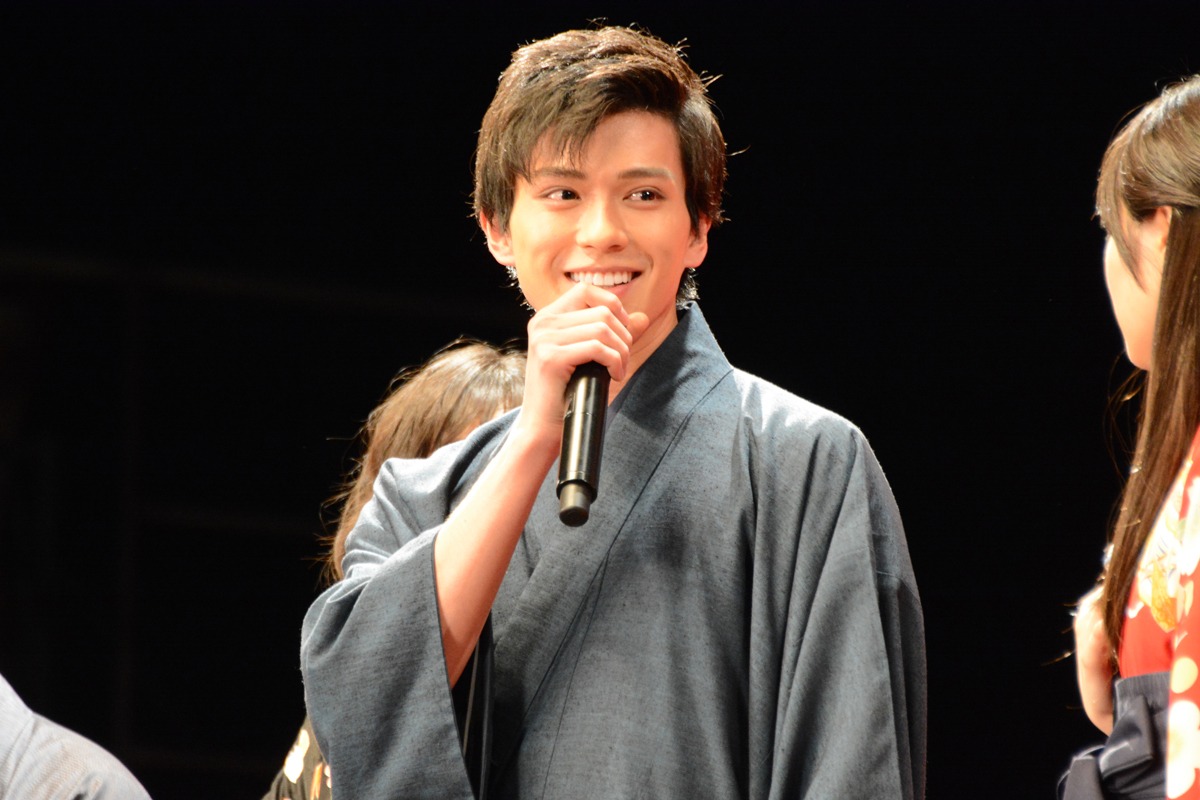 新田真剣佑（中央）