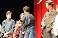 映画「ちはやふる -結び-」の完成披露舞台挨拶の様子。