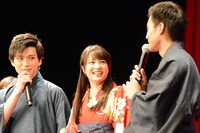 映画「ちはやふる -結び-」の完成披露舞台挨拶の様子。