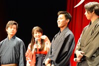 映画「ちはやふる -結び-」の完成披露舞台挨拶の様子。