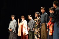 映画「ちはやふる -結び-」の完成披露舞台挨拶の様子。
