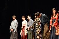 映画「ちはやふる -結び-」の完成披露舞台挨拶の様子。