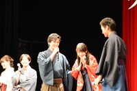 映画「ちはやふる -結び-」の完成披露舞台挨拶の様子。