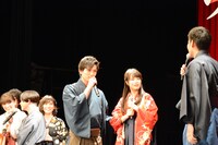映画「ちはやふる -結び-」の完成披露舞台挨拶の様子。