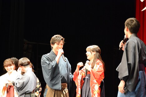 映画「ちはやふる -結び-」の完成披露舞台挨拶の様子。