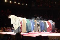 映画「ちはやふる -結び-」の完成披露舞台挨拶の様子。