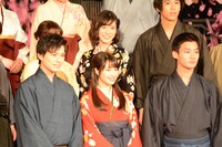 映画「ちはやふる -結び-」の完成披露舞台挨拶の様子。