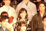 松岡茉優（中央）