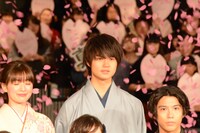 佐野勇斗（中央）