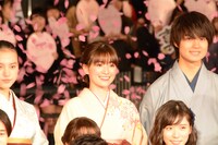 優希美青（中央）