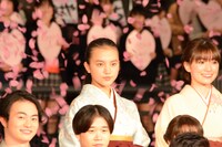 清原果耶（中央）