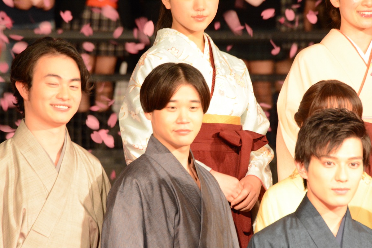 矢本悠馬（中央）