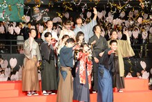 映画「ちはやふる -結び-」の完成披露舞台挨拶の様子。上段左から清原果耶、優希美青、佐野勇斗。中段左から森永悠希、矢本悠馬、上白石萌音、松岡茉優、賀来賢人、小泉徳宏監督。下段落左から新田真剣佑、広瀬すず、野村周平。