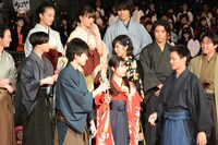 映画「ちはやふる -結び-」の完成披露舞台挨拶の様子。