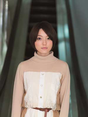 堤美佳役の花澤香菜。