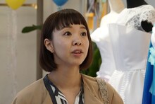 女性スタイリスト役で出演する中村涼子。