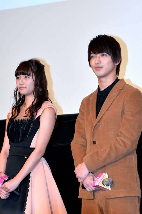 左から浅川梨奈、横浜流星。