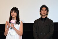 左から水谷果穂、佐野岳。