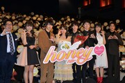 映画「honey」完成披露舞台挨拶の様子。