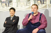 左から佐藤隆太、把瑠都。