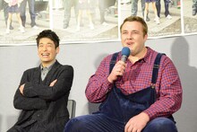 左から佐藤隆太、把瑠都。