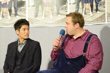 左から佐藤隆太、把瑠都。