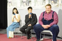 左から中村ゆり、佐藤隆太、把瑠都。
