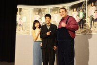 ドラマ「弟の夫」試写会の様子。記者の要望に応えてファイティングポーズをとる把瑠都（右）。
