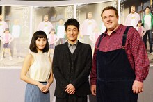 フォトセッションの様子。左から中村ゆり、佐藤隆太、把瑠都。