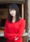 頼子役の横山由依。