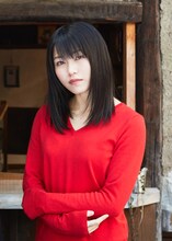 頼子役の横山由依。