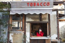 横山由依演じる頼子は、たばこ屋の看板娘という役どころ。