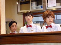 映画「恋は雨上がりのように」メイキングカット。左から濱田マリが扮する久保佳代子、小松菜奈が扮する橘あきら、松本穂香が扮する西田ユイ。