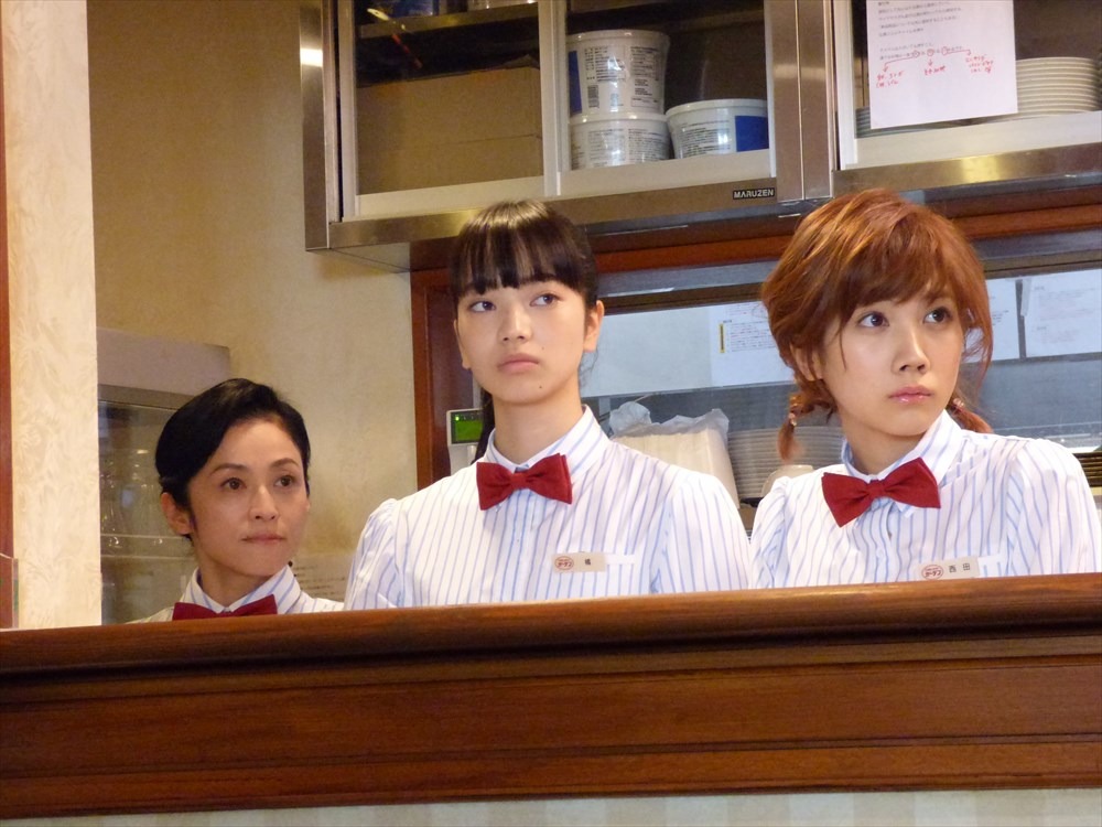 映画「恋は雨上がりのように」メイキングカット。左から濱田マリが扮する久保佳代子、小松菜奈が扮する橘あきら、松本穂香が扮する西田ユイ。