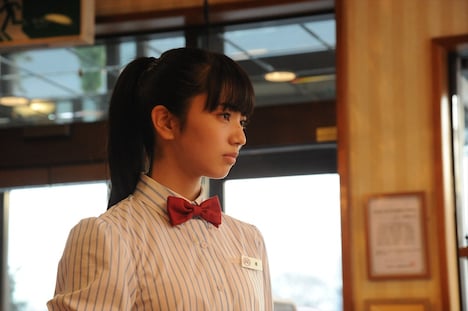 映画「恋は雨上がりのように」メイキングカットより、小松菜奈扮する橘あきら。