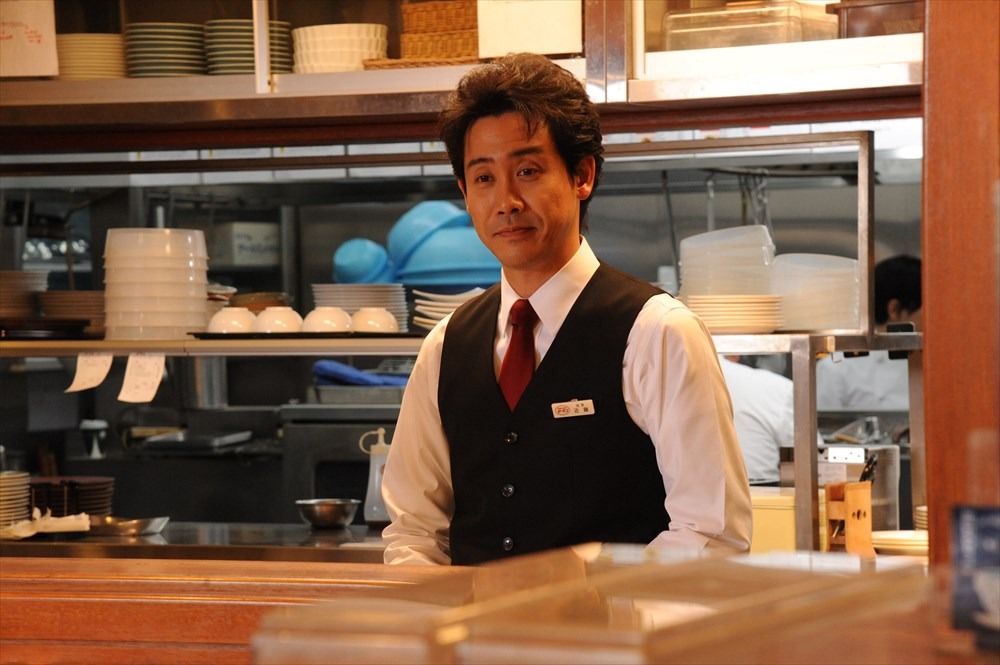 映画「恋は雨上がりのように」メイキングカットより、大泉洋扮する近藤正己。