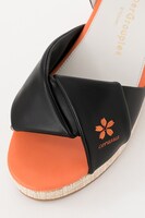 卯月新をイメージしたウェッジソールサンダル。