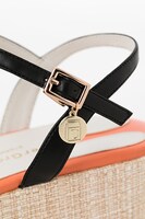 卯月新をイメージしたウェッジソールサンダル。