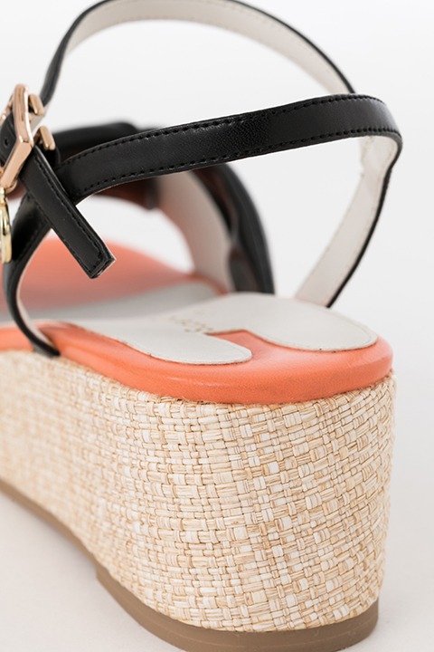 卯月新をイメージしたウェッジソールサンダル。