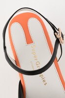 卯月新をイメージしたウェッジソールサンダル。