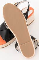 卯月新をイメージしたウェッジソールサンダル。