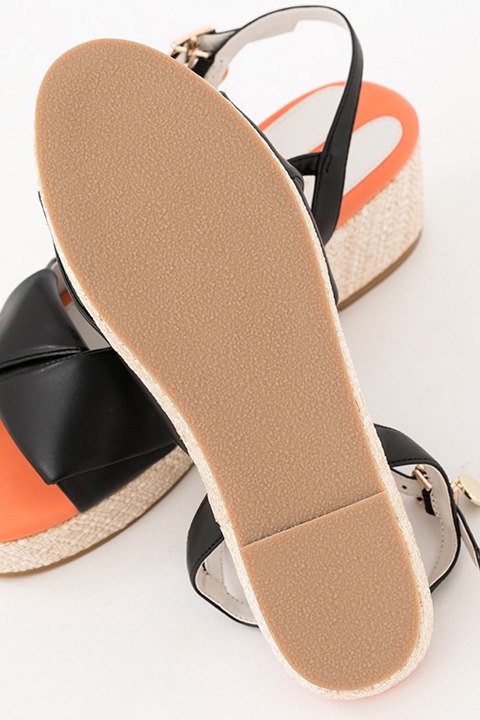 卯月新をイメージしたウェッジソールサンダル。