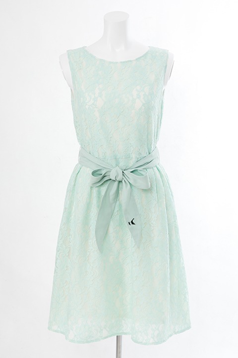 弥生春をイメージしたフラワーレースワンピース。